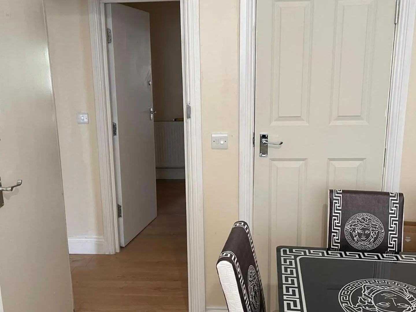 Holiday home 4 Beds Sleeps 15 Near Lcy Airport & Excel London Villa