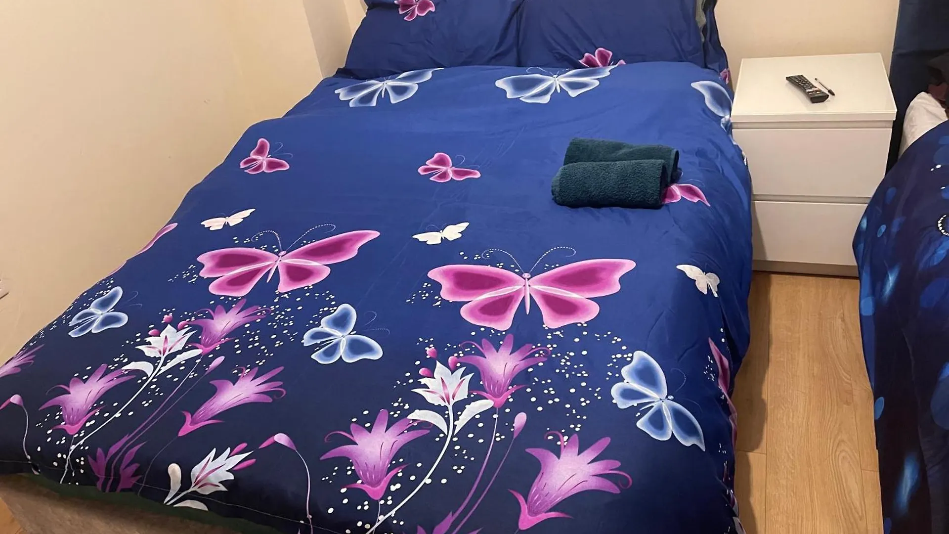 4 Beds Sleeps 15 Near Lcy Airport & Excel London Villa Holiday home