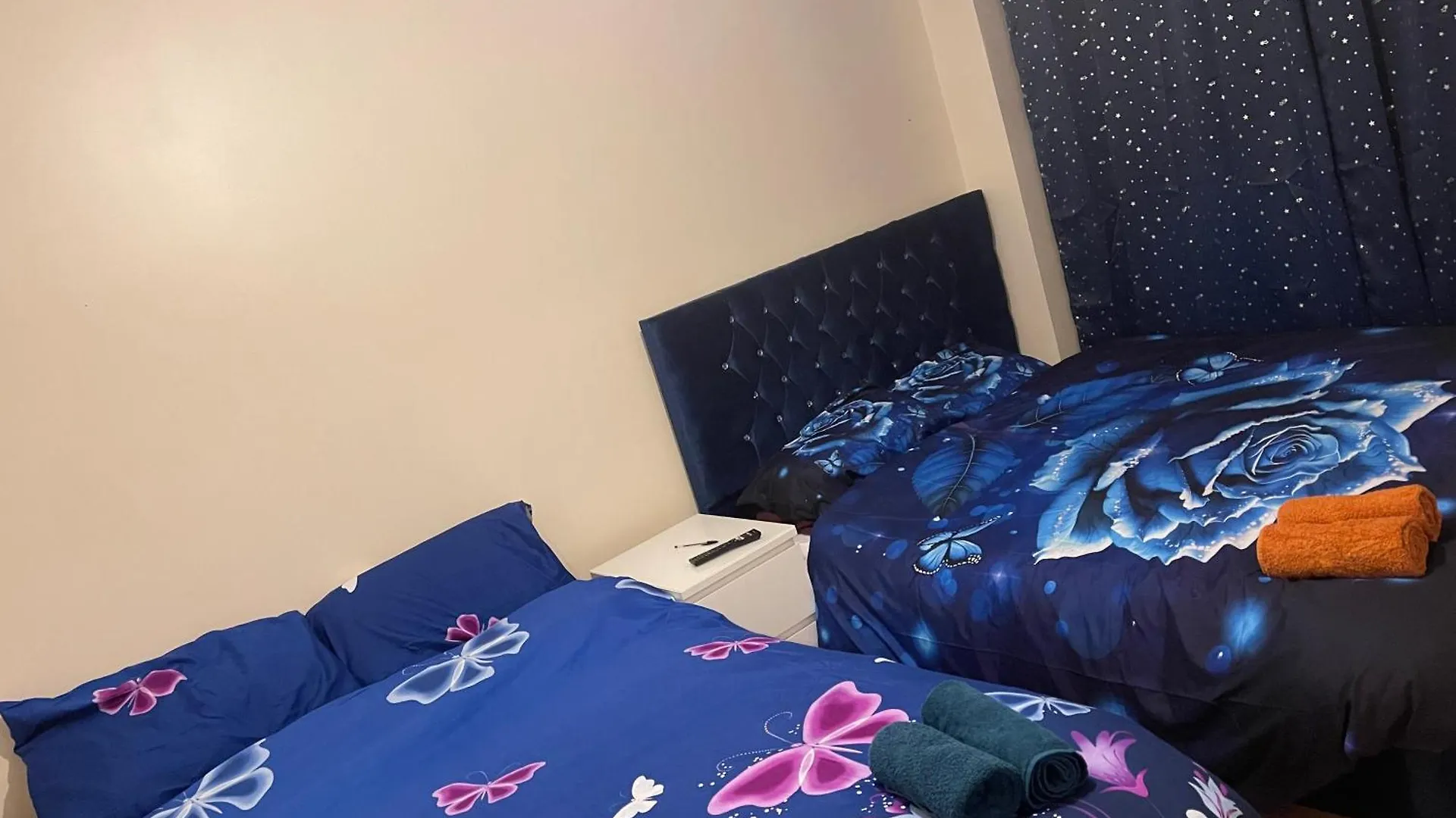 Holiday home 4 Beds Sleeps 15 Near Lcy Airport & Excel London Villa