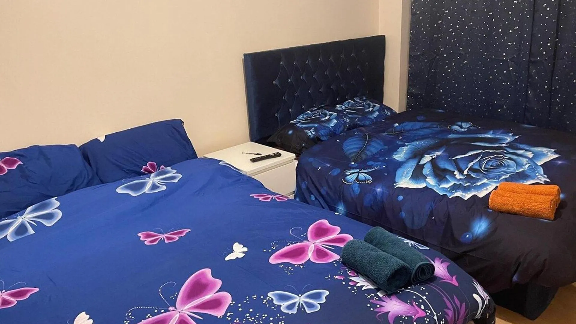 4 Beds Sleeps 15 Near Lcy Airport & Excel London Villa Holiday home